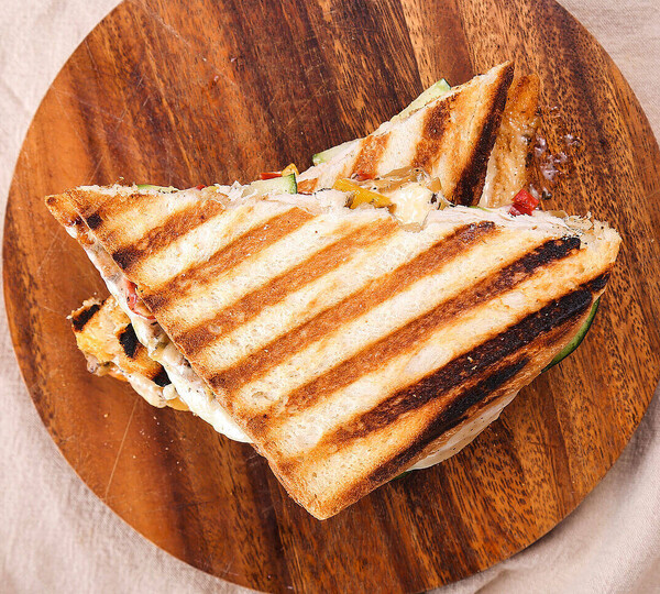 Mozarella tosti met spinazie en olijven