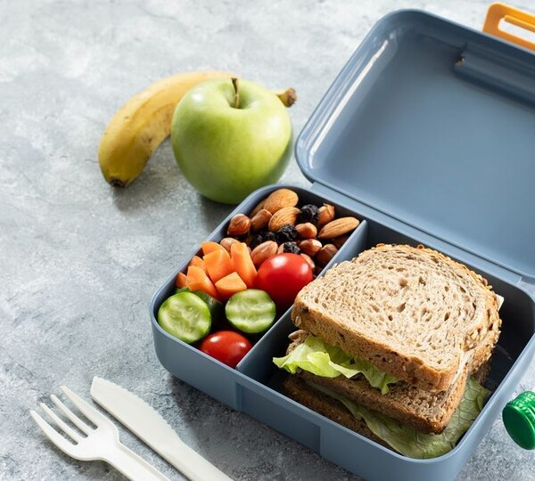 Kinderen presteren beter als ze op school gezond lunchen en meer bewegen