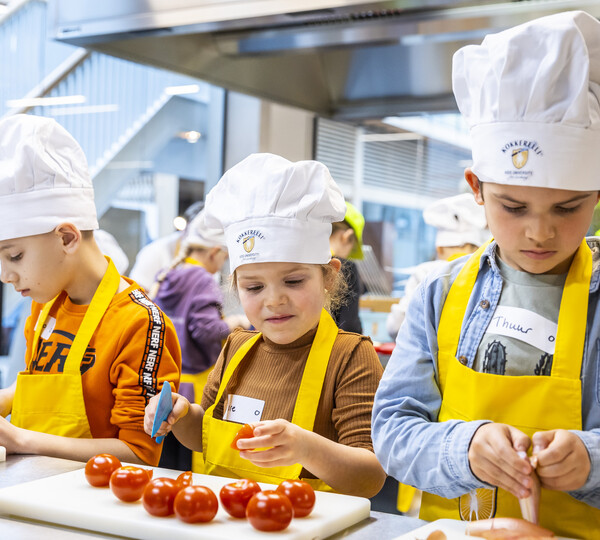 Kookles moet jongeren klaarstomen voor gezonde maaltijd - Artikel in Trouw